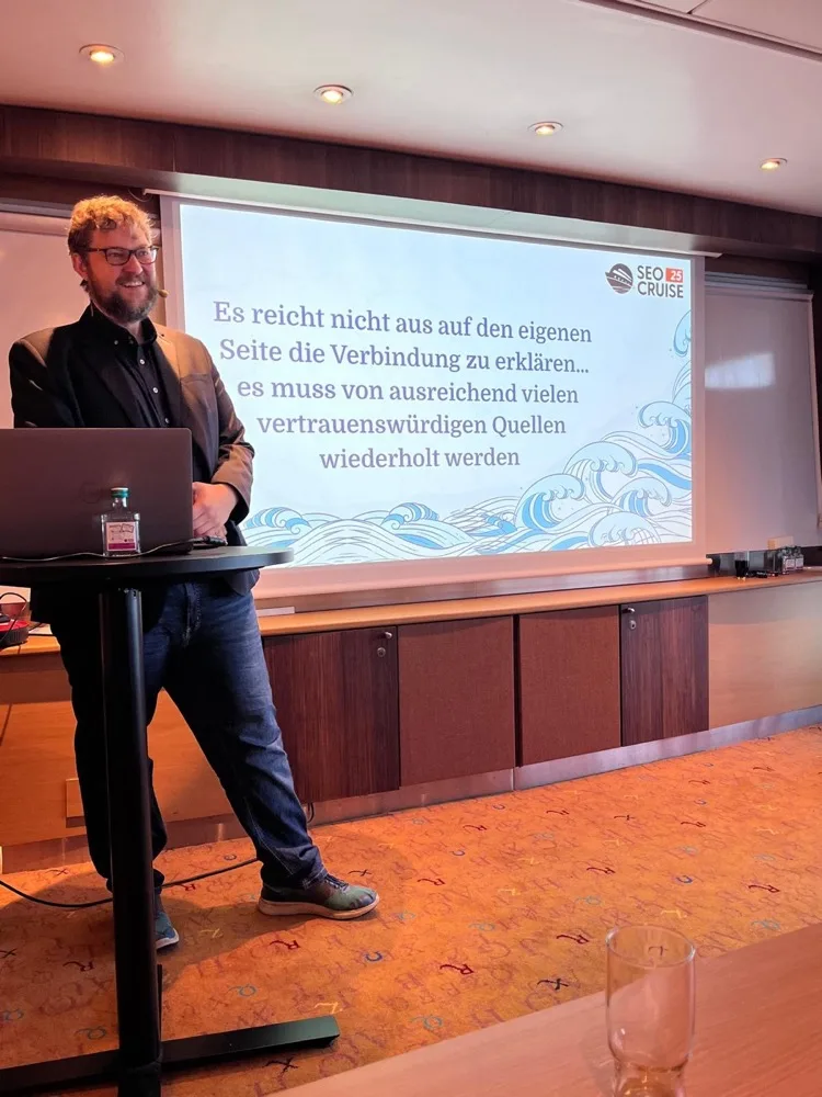 Maximilian D. Muhr bei einem Vortrag auf der SEOcruise 2025
